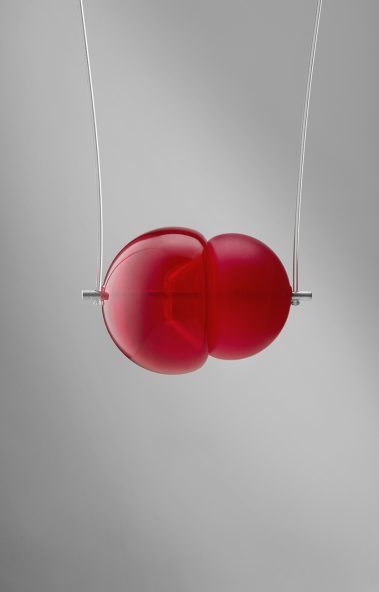 foto collana in vetro rosso e plastica